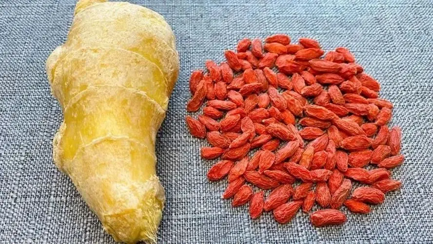 fresh ginger slices and red goji berries