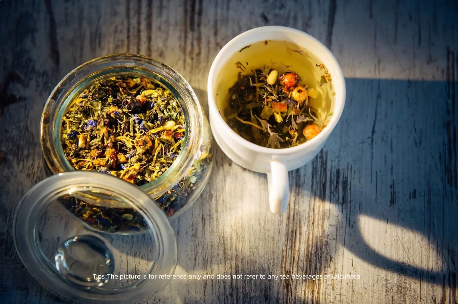 A blend of green tea leaves, flowers, berries and pine nuts