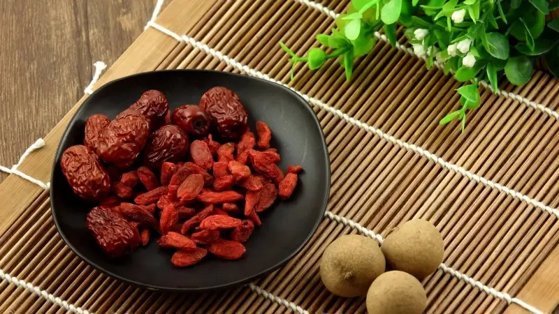 The main ingredients of Laicuherb's Ease Period Comfort Tea are longan, red dates and wolfberry The main ingredients of Laicuherb's Ease Period Comfort Tea are longan, red dates and wolfberry