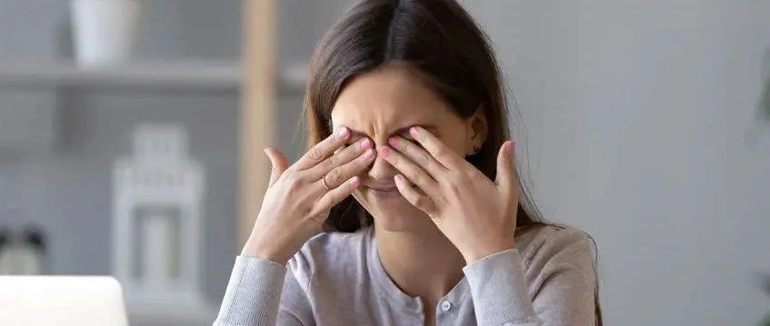 Long-term use of electronic devices leads to dry eyes Long-term use of electronic devices leads to dry eyes