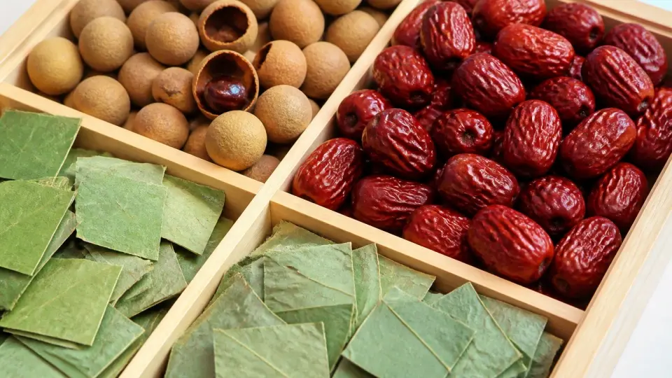Pristine and sorted whole-cut raw herbs inside a clean sorting tray emphasizing clean sourcing Pristine and sorted whole-cut raw herbs inside a clean sorting tray emphasizing clean sourcing
